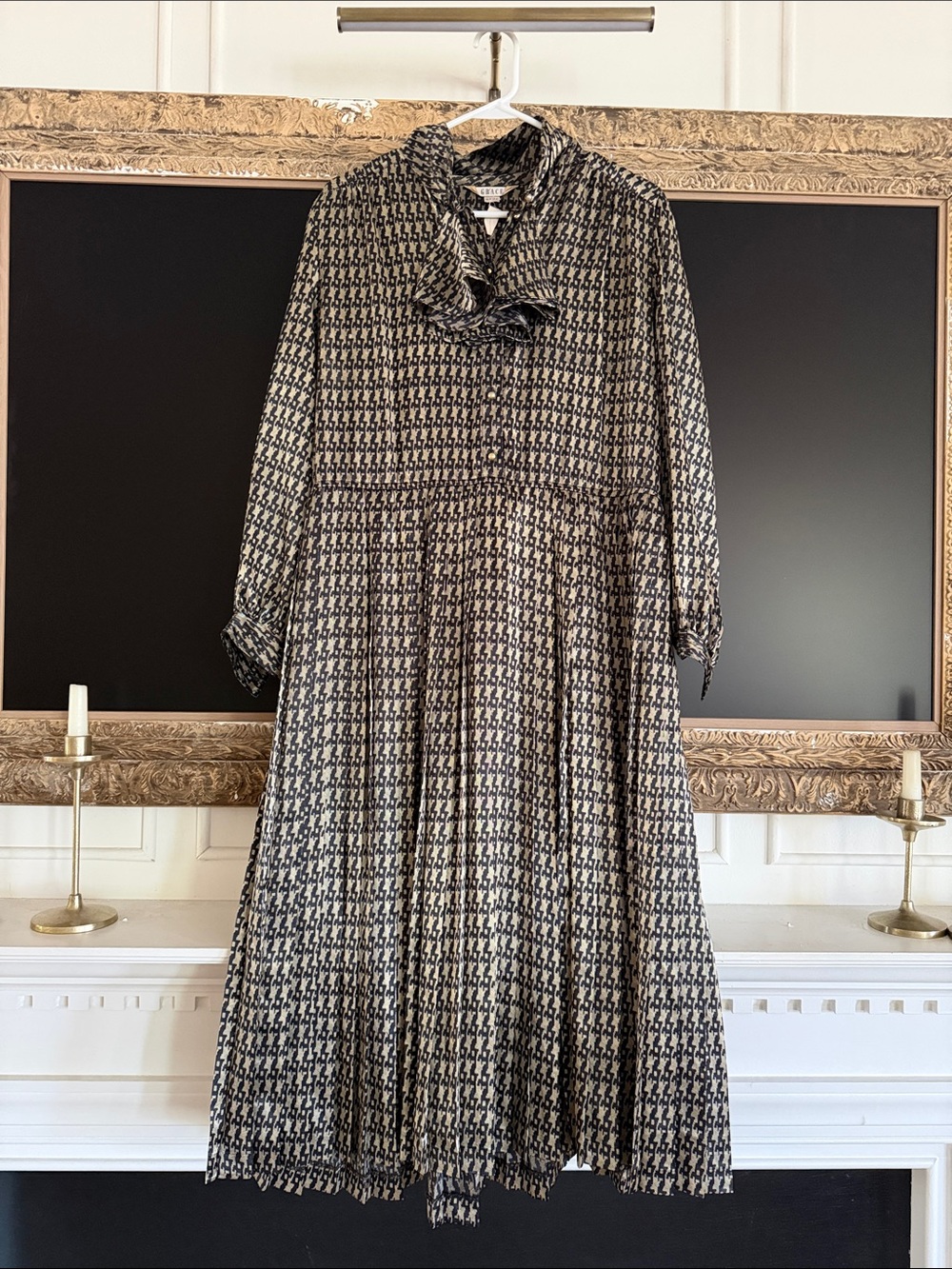 VINTAGE Pleated Long-Sleeve Midi Dress with Bow Tie Collar - Black & Cream